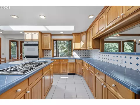 Kitchen - 499 NE Williams Rd, Gresham, OR 97030 photo 2 of 4