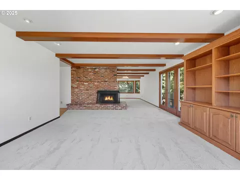 Living - 499 NE Williams Rd, Gresham, OR 97030 photo 3 of 11