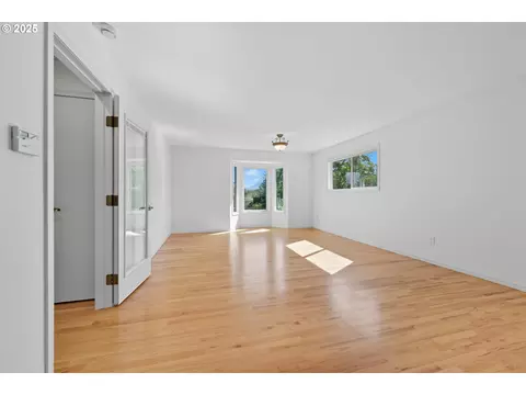 Living - 499 NE Williams Rd, Gresham, OR 97030 photo 7 of 11