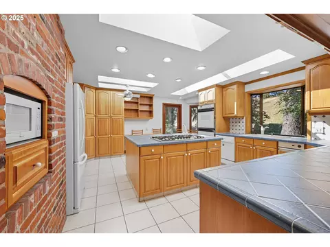 Kitchen - 499 NE Williams Rd, Gresham, OR 97030 photo 1 of 4