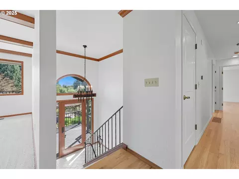 Entry Way - 499 NE Williams Rd, Gresham, OR 97030 photo 2 of 3