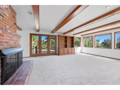 Living - 499 NE Williams Rd, Gresham, OR 97030 photo 2 of 11