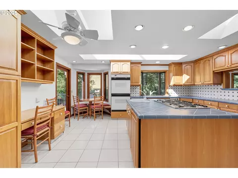 Kitchen - 499 NE Williams Rd, Gresham, OR 97030 photo 4 of 4