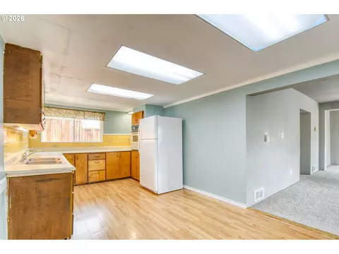 Kitchen - 501 NW 7th St, Pendleton, OR 97801 photo 2 of 4