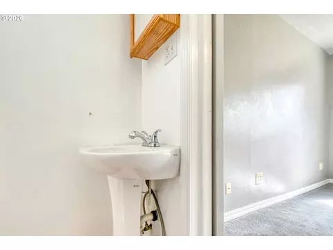 Bath - 501 NW 7th St, Pendleton, OR 97801 photo 6 of 6