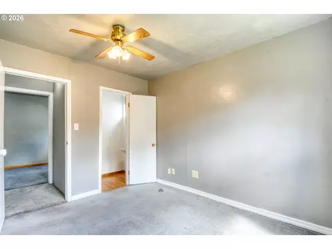 Bedroom - 501 NW 7th St, Pendleton, OR 97801 photo 4 of 5