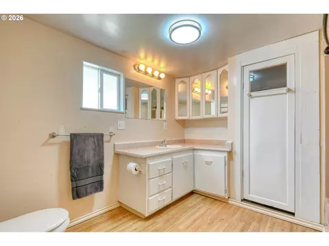 Bath - 501 NW 7th St, Pendleton, OR 97801 photo 1 of 6