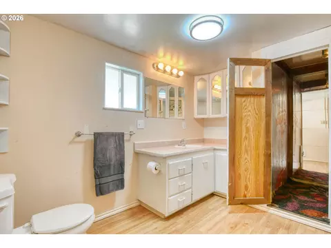 Bath - 501 NW 7th St, Pendleton, OR 97801 photo 2 of 6