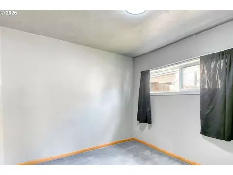 Bedroom - 501 NW 7th St, Pendleton, OR 97801 photo 5 of 5