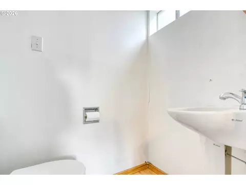 Bath - 501 NW 7th St, Pendleton, OR 97801 photo 5 of 6