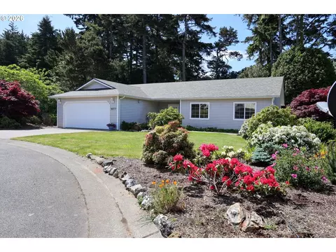1077 Pirates Ct, Coos Bay, OR 97420