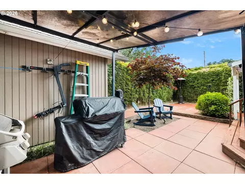 Exterior - 215 E Hereford St, Gladstone, OR 97027 photo 5 of 8