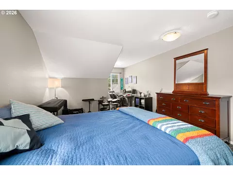 Bedroom - 215 E Hereford St, Gladstone, OR 97027 photo 3 of 7