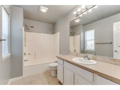 Bath - 3641 Kendra St, Eugene, OR 97404 photo 3 of 5