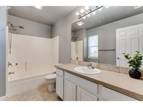 Bath - 3641 Kendra St, Eugene, OR 97404 photo 2 of 5