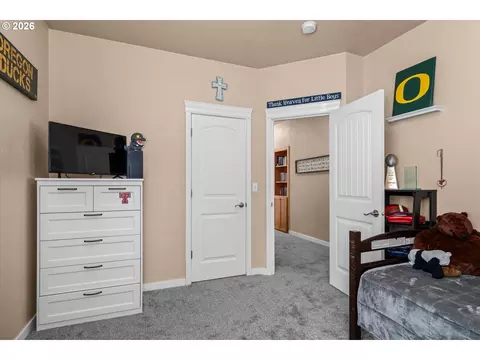 Bedroom - 277 S 67th Ct, Springfield, OR 97478 photo 5 of 9