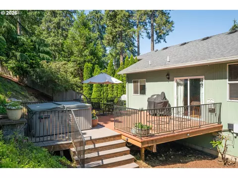 Exterior - 277 S 67th Ct, Springfield, OR 97478 photo 6 of 11