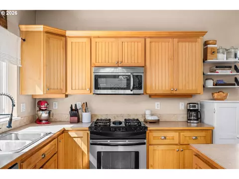 Kitchen - 277 S 67th Ct, Springfield, OR 97478 photo 3 of 3