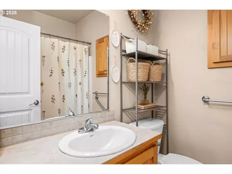 Bath - 277 S 67th Ct, Springfield, OR 97478 photo 3 of 4