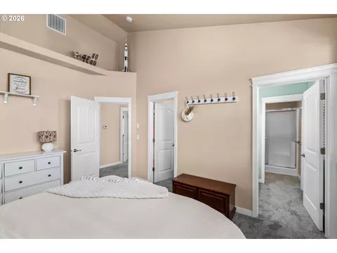 Bedroom - 277 S 67th Ct, Springfield, OR 97478 photo 3 of 9