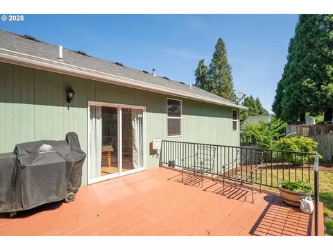 Exterior - 277 S 67th Ct, Springfield, OR 97478 photo 4 of 11