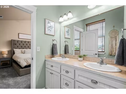 Bath - 277 S 67th Ct, Springfield, OR 97478 photo 1 of 4