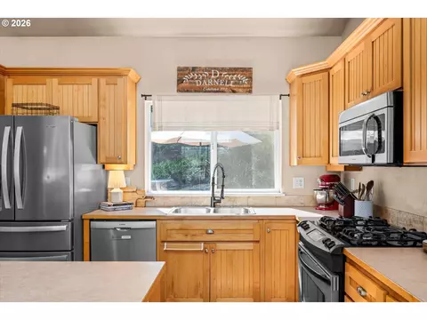 Kitchen - 277 S 67th Ct, Springfield, OR 97478 photo 2 of 3