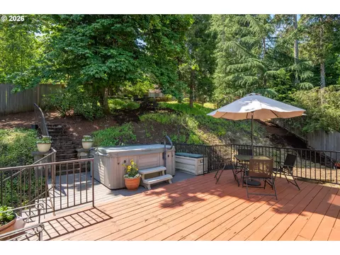 Exterior - 277 S 67th Ct, Springfield, OR 97478 photo 5 of 11