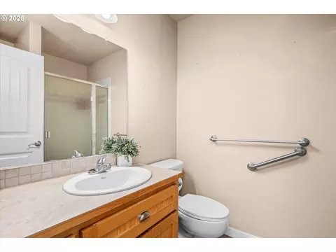 Bath - 277 S 67th Ct, Springfield, OR 97478 photo 4 of 4