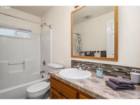 Bath - 820 Park Ter, Eugene, OR 97404 photo 2 of 4