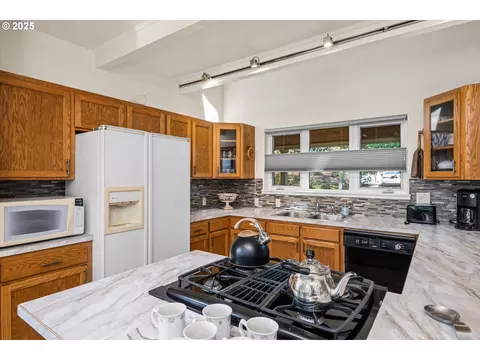 Kitchen - 820 Park Ter, Eugene, OR 97404 photo 5 of 5