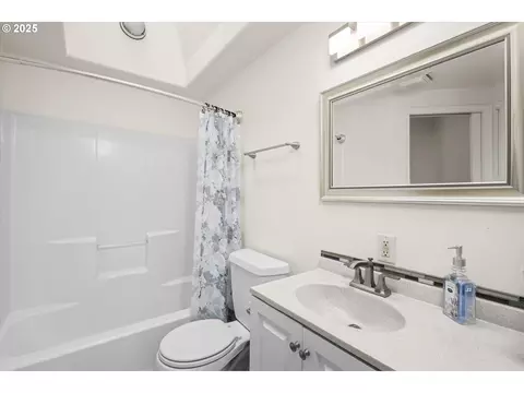 Bath - 820 Park Ter, Eugene, OR 97404 photo 3 of 4