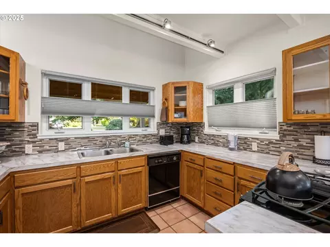 Kitchen - 820 Park Ter, Eugene, OR 97404 photo 3 of 5