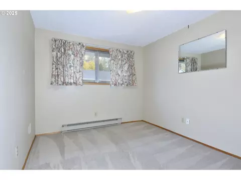 Bedroom - 579 NE Fleming Ave #C-41, Gresham, OR 97030 photo 3 of 6