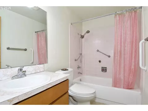 Bath - 579 NE Fleming Ave #C-41, Gresham, OR 97030 photo 2 of 2