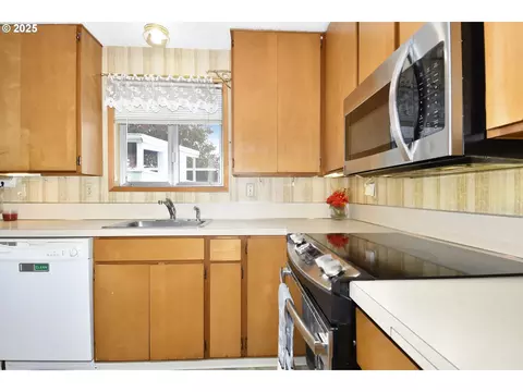 Kitchen - 579 NE Fleming Ave #C-41, Gresham, OR 97030 photo 2 of 3
