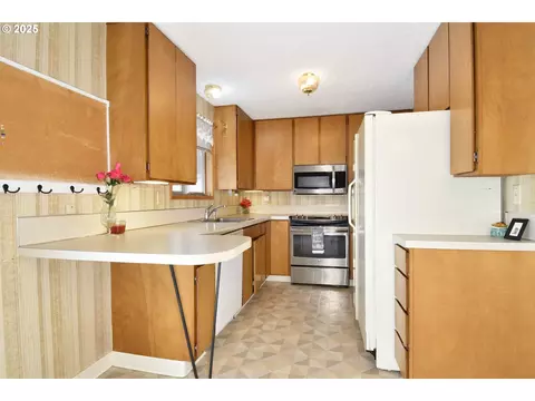 Kitchen - 579 NE Fleming Ave #C-41, Gresham, OR 97030 photo 1 of 3