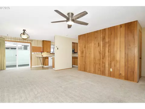 Living - 579 NE Fleming Ave #C-41, Gresham, OR 97030 photo 3 of 5