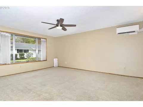 Living - 579 NE Fleming Ave #C-41, Gresham, OR 97030 photo 2 of 5