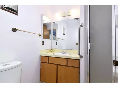 Bath - 579 NE Fleming Ave #C-41, Gresham, OR 97030 photo 1 of 2