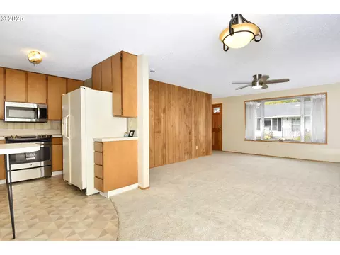 Living - 579 NE Fleming Ave #C-41, Gresham, OR 97030 photo 5 of 5