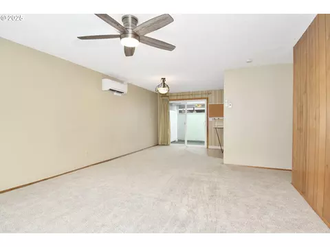 Living - 579 NE Fleming Ave #C-41, Gresham, OR 97030 photo 4 of 5