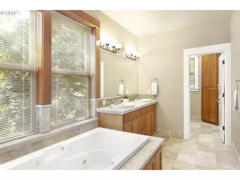 Bath - 4616 SE Honors Pl, Gresham, OR 97080 photo 2 of 4