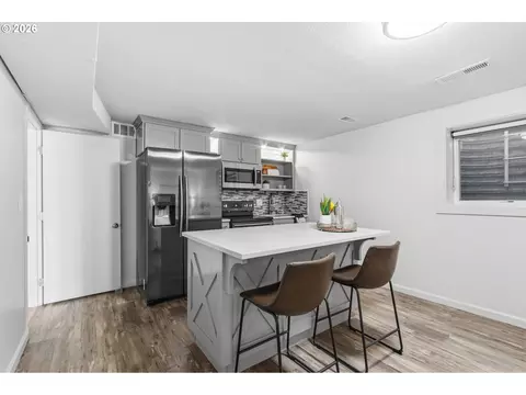 Kitchen - 4011 SE Crown Rd, Camas, WA 98607 photo 6 of 6