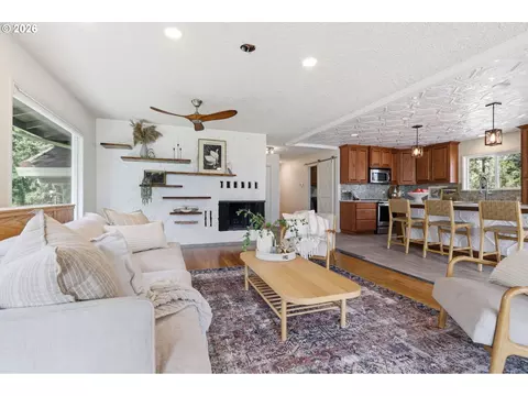 Living - 4011 SE Crown Rd, Camas, WA 98607 photo 2 of 5