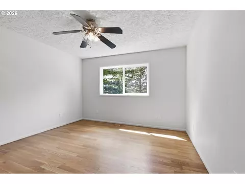 Bedroom - 4011 SE Crown Rd, Camas, WA 98607 photo 3 of 5