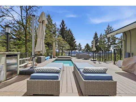 Exterior - 4011 SE Crown Rd, Camas, WA 98607 photo 6 of 10