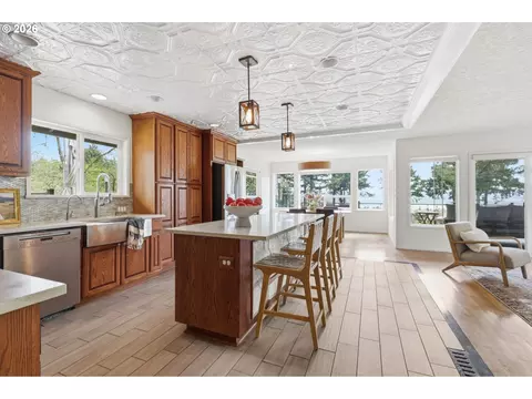 Kitchen - 4011 SE Crown Rd, Camas, WA 98607 photo 3 of 6