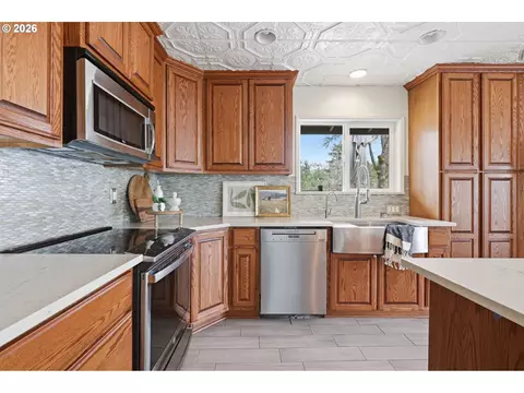 Kitchen - 4011 SE Crown Rd, Camas, WA 98607 photo 4 of 6