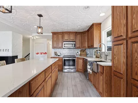 Kitchen - 4011 SE Crown Rd, Camas, WA 98607 photo 5 of 6